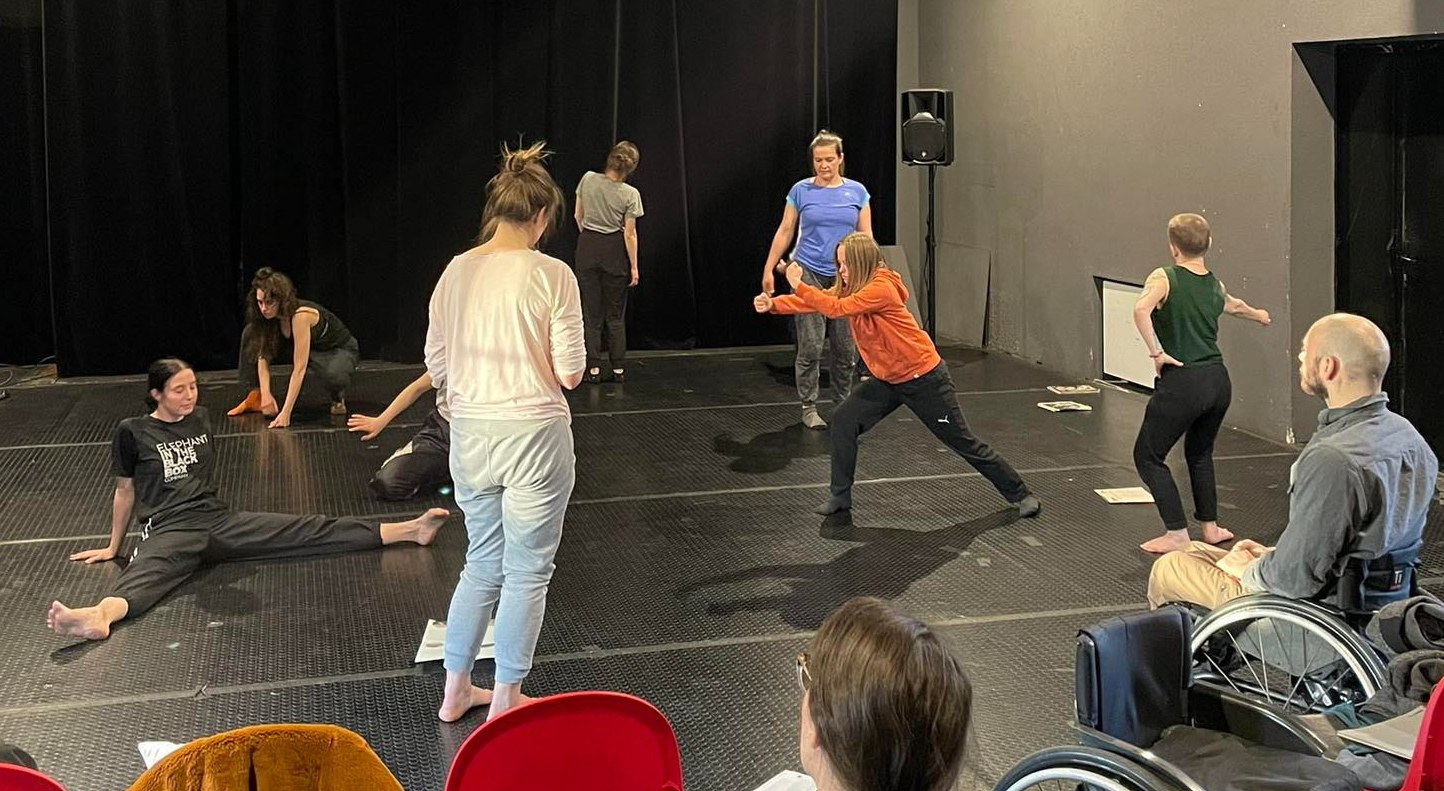 Grupa w trakcie warsztatów z Candoco