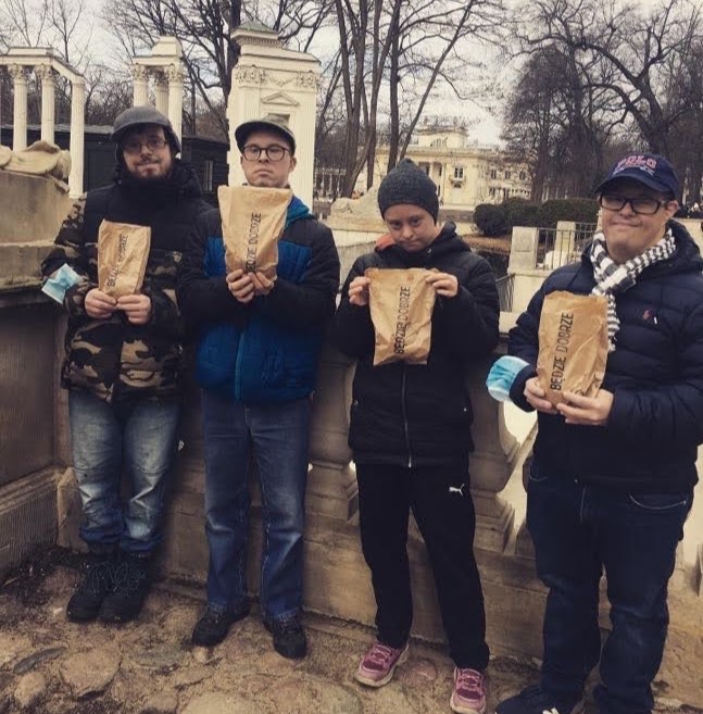 Galeria zdjęć pokazujące aktywność uczestników mieszkania treningowego.