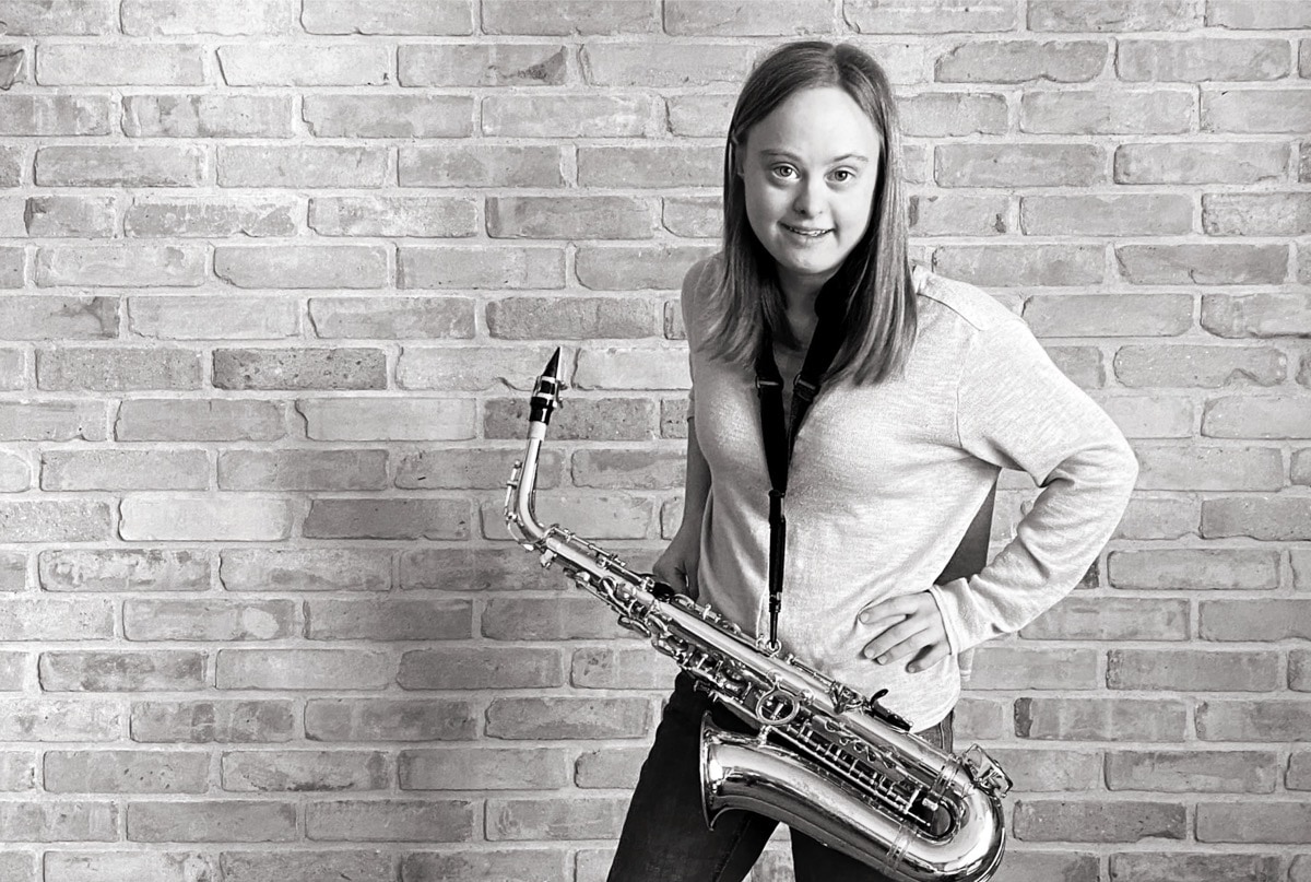 Maja Kowalczyk - artystka z zespołem Downa - saksofon