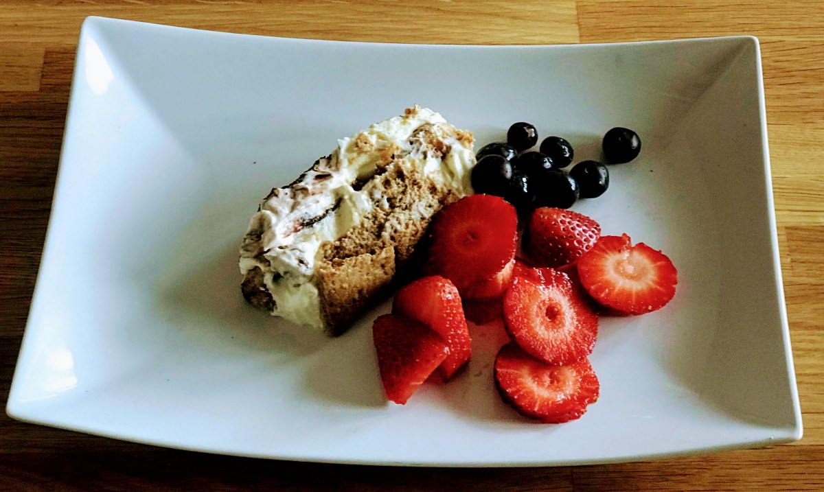 Talerz deserowy z Tiramisu  udekorowany truskawkami i jagodami