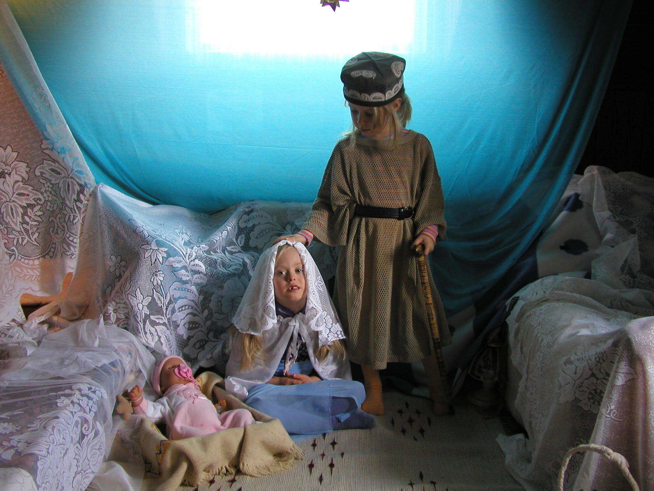 Maja i. Kasia przebrane za Józefa i Maryję.