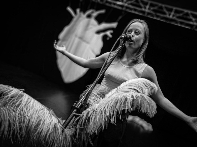 Maja Kowalczyk wykonuje na scenie swój monolog do Libido Romantico.