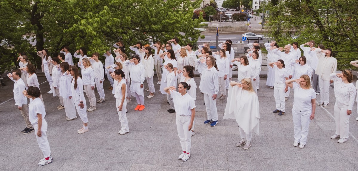 Żywa rzeżba z 69 ludzi ustawionych na terenie tarasu kina Muranów w geście pamięci w związku z rocznicą zburzenie Wielkiej Synagogi.