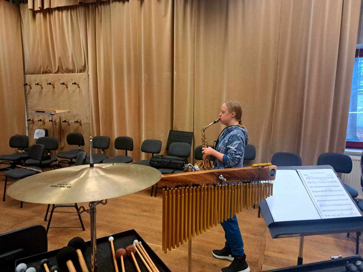 Dziewczyna w studio koncertowym grająca na saksofonie.