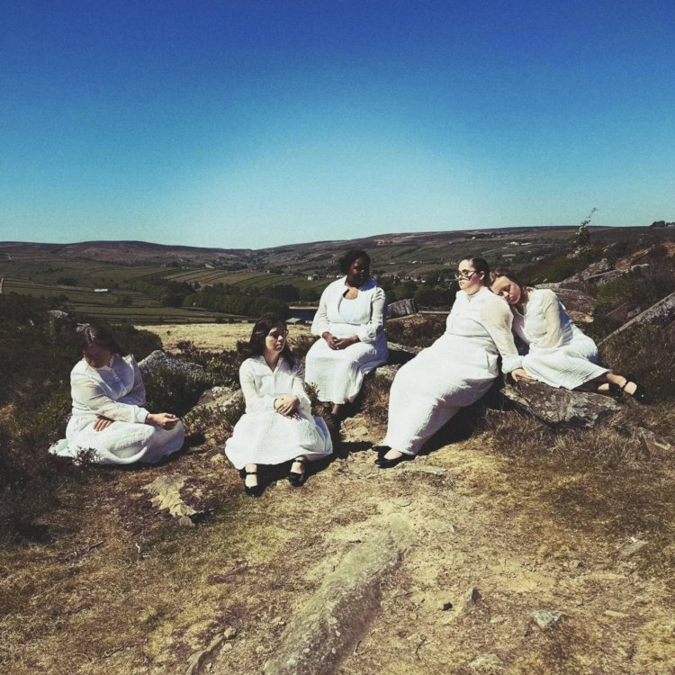 Kobiety w białych suchniach na wrzosowiskach